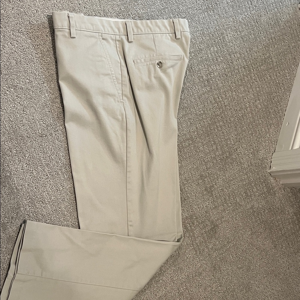 Dockers Men's Light Tan Chinos